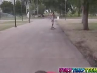 Skateboarding dospívající monica vzestup vyzvednout nahoru a v prdeli