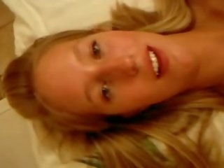 Gek 18yo blondine vingers haarzelf