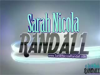 Sarah randall busts fuera de su aqua sujetador