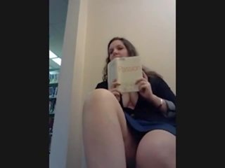 Ona videá seba cumming v knižnica