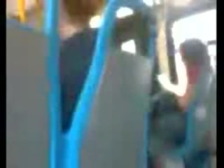 Deze chap is gek naar ruk af in de bus