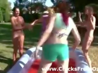 Aussie amatérske lesbičky hrať v bazén vonku