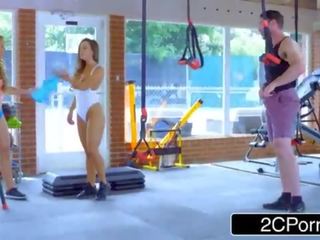 Stor mes kycklingar fan kondition instructor i en gym - abigail mac, nicole aniston