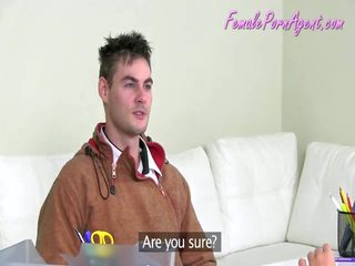 O adolescent venit pentru o muncă interviu