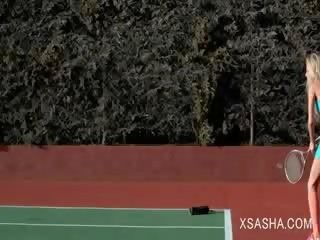 Porcas femme fatale pêga sasha provocação cona com ténis racket