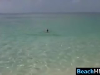 Nu filles à la plage