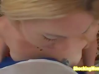 Utestående blond varmt blowjob