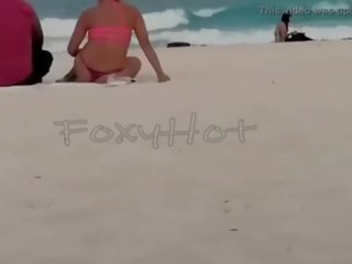 Mostrando el culo en tanga por la playa y calentando um hombres&comma; solo dos se animaron um tocarme&comma; vídeo completo en xvideos vermelho