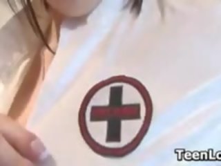 Joven enfermera vídeos apagado su grande pechos