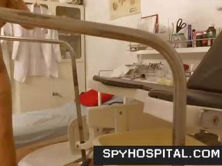Terrific aýaklar high kabluklar ýaşlar went to gynecologist hidden kamera show