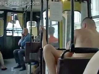 Estremo pubblico sporco clip in un città autobus con tutto il passeggeri guardare il coppia cazzo