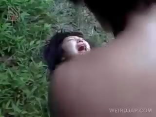 脆弱 亞洲人 damsel 越來越 brutally 性交 戶外