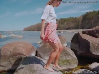 Rendkívüli módon kockázatos punci nyalás tovább a nyilvános beach&excl; 4k