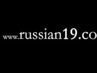 Сръбски млад женски пол използвайки огромен стъкло играчка