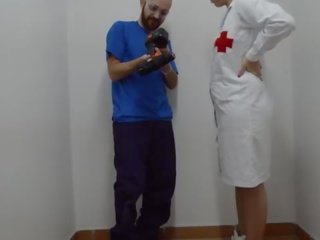 Verpleegster doen eerste aid op manhood