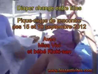 Diaper change entre filles chez fessestivites