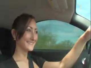 Sandra mėgėjiškas brunetė driving a mašina ir viešumas papai mirksintis