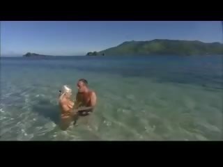 Pagtatalik na pangkamay sa ilalim ng tubig at sa dalampasigan sa pamamagitan ng troc