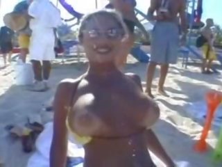 Sensasional binaragawan perempuan di itu pantai bisa initiate dia titties melompat