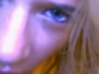 Blondine clips tanlined lichaam infront van webcam tonen