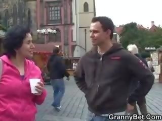 Bunicuta turist devine ales în sus și pounded